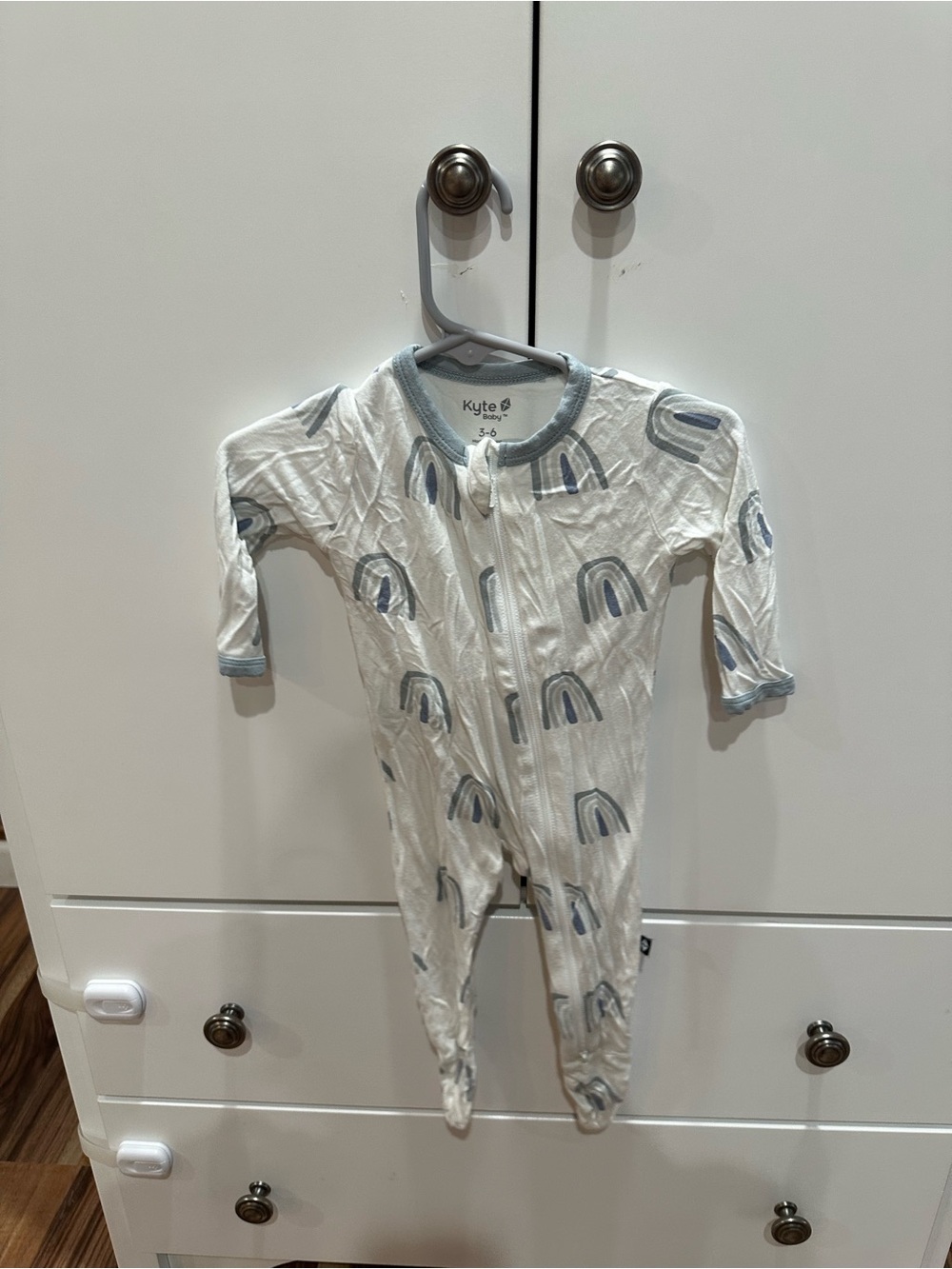 Kyte BABY White One-Piece Footie with Blue/Gray Rainbow Print
